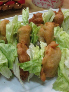 Una foto de Buñuelos de lechuga y atún en brochetas