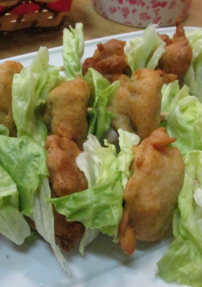 Una foto de Buñuelos de lechuga y atún en brochetas