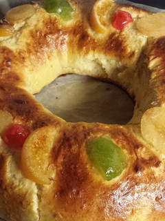 Una foto de Roscón de reyes con naranja y limón