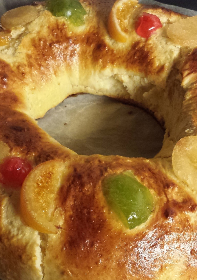 Una foto de Roscón de reyes con naranja y limón
