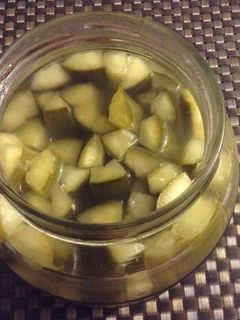 Una foto de Pepinillos caseros con especies