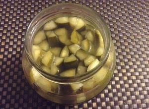Una foto de Pepinillos caseros con especies