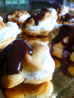 Una foto de Profiteroles de nata y chocolate