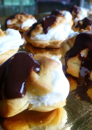 Una foto de Profiteroles de nata y chocolate