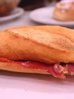 Una foto de Bocata de jamón serrano