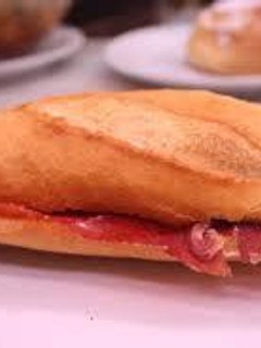Una foto de Bocata de jamón serrano