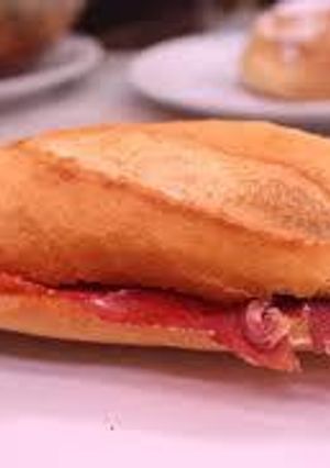Una foto de Bocata de jamón serrano