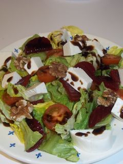Una foto de Ensalada con remolacha y crema balsámica