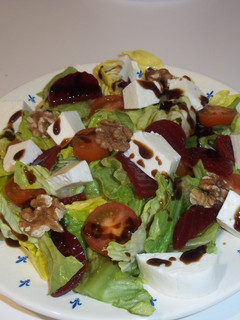 Una foto de Ensalada con remolacha y crema balsámica