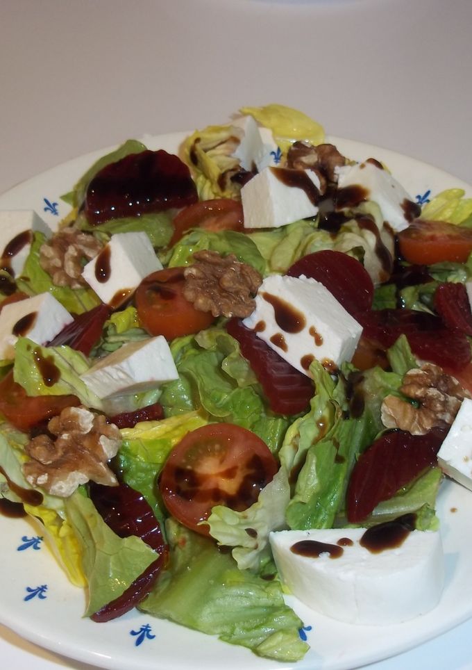 Una foto de Ensalada con remolacha y crema balsámica