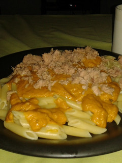 Una foto de Macarrones con salsa picante y atún