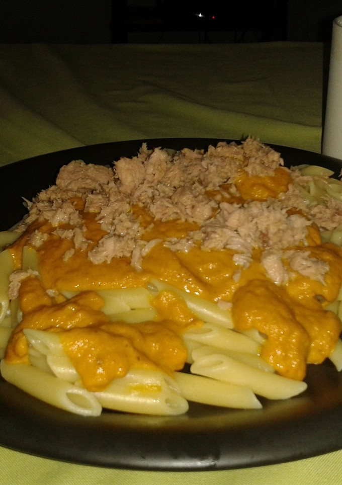 Una foto de Macarrones con salsa picante y atún