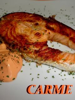 Una foto de Salmón fresco a la plancha con salsa rosa