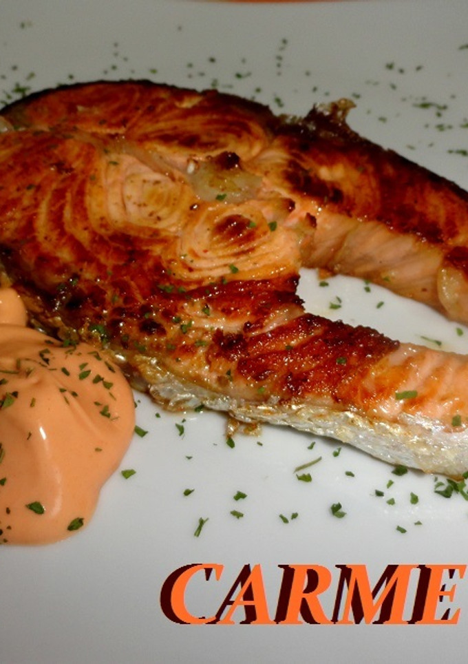 Una foto de Salmón fresco a la plancha con salsa rosa