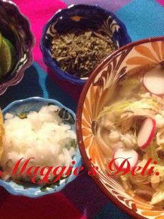 Una foto de Pozole blanco de pollo