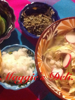 Una foto de Pozole blanco de pollo