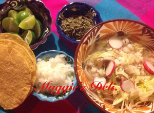 Una foto de Pozole blanco de pollo