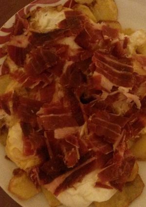Una foto de Huevos rotos con jamón ibérico