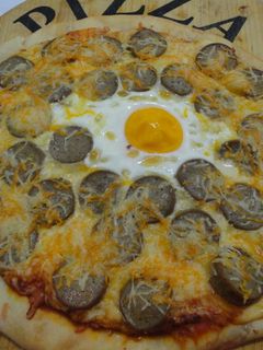 Una foto de Pizza bratwurst