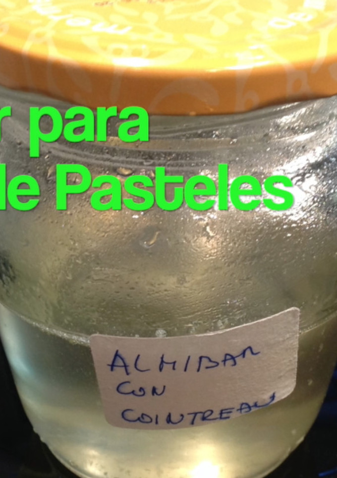 Una foto de Almíbar para bañar tartas y pasteles