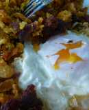 Huevos frescos fritos con migas riojanas