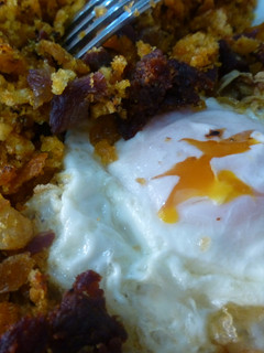 Una foto de Huevos frescos fritos con migas riojanas