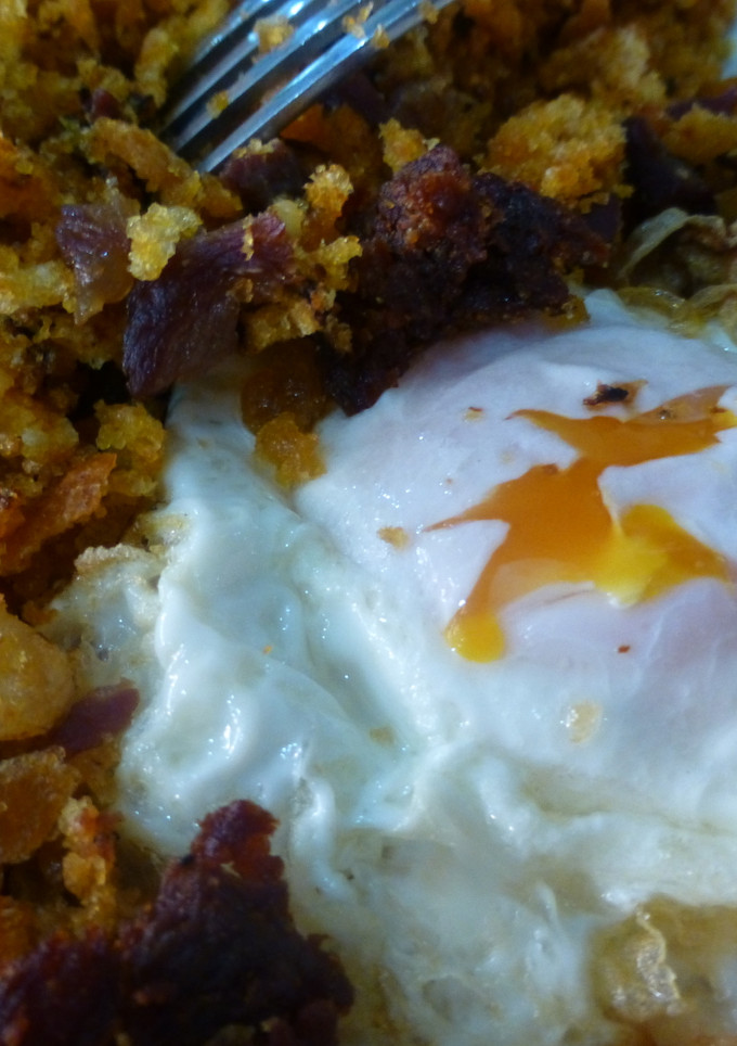 Una foto de Huevos frescos fritos con migas riojanas