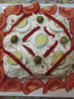 Una foto de Ensalada rusa con huevos y tomates