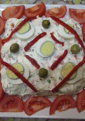 Una foto de Ensalada rusa con huevos y tomates