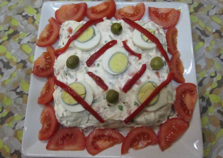 Ensalada rusa con huevos y tomates