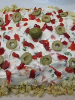 Una foto de Mayonesa de ave con huevos y aceitunas