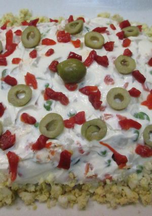 Una foto de Mayonesa de ave con huevos y aceitunas
