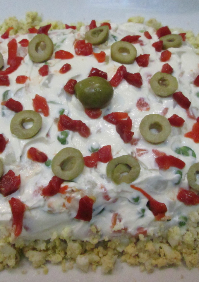 Una foto de Mayonesa de ave con huevos y aceitunas