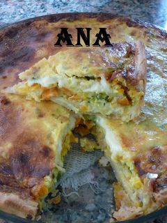 Una foto de Tarta con verduras de puchero y sopa crema de pollo