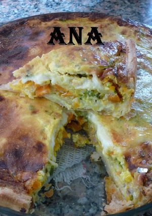 Una foto de Tarta con verduras de puchero y sopa crema de pollo