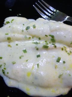 Una foto de Lenguados con salsa de cebolla y manzana