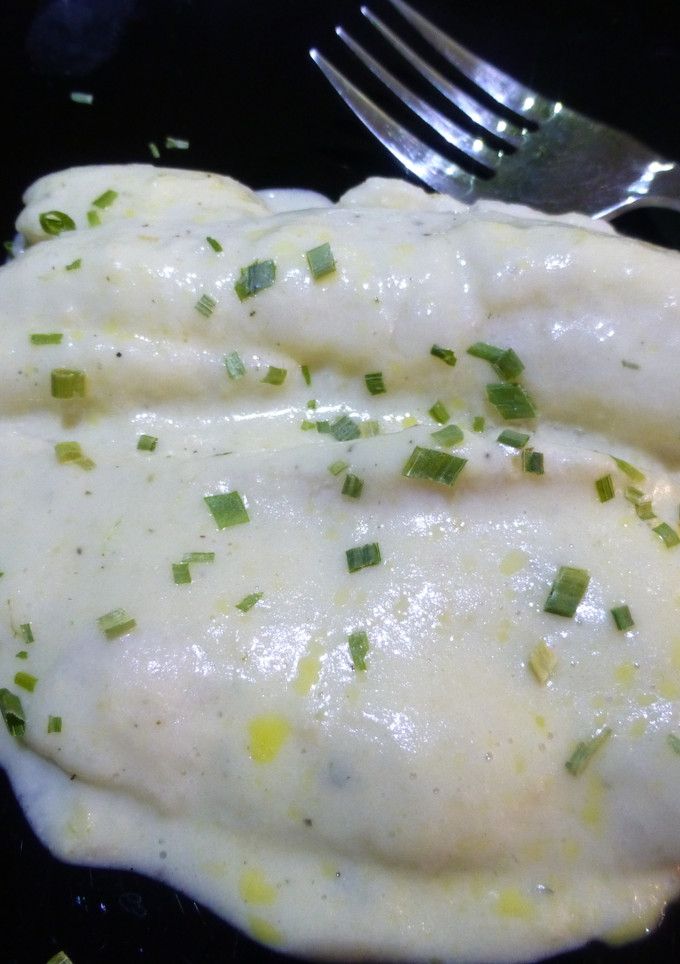 Una foto de Lenguados con salsa de cebolla y manzana