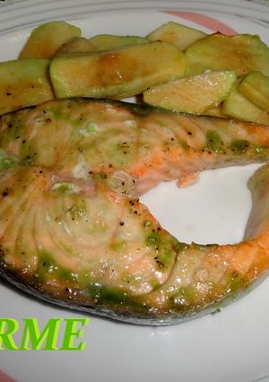Una foto de Salmón al aroma de manzana