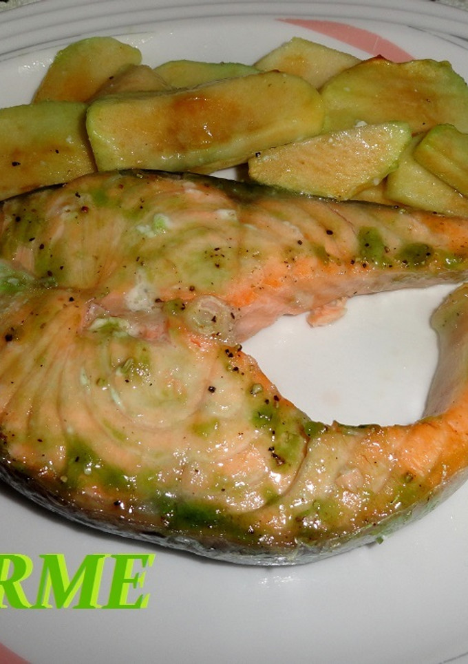 Una foto de Salmón al aroma de manzana