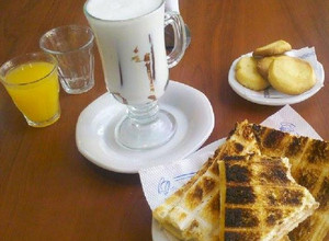 Una foto de Merienda Argentina / Submarino Con Un Tostado De Jamón Y Queso