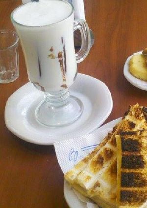 Una foto de Merienda Argentina / Submarino Con Un Tostado De Jamón Y Queso