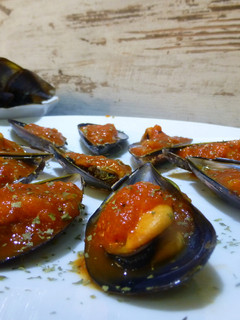 Una foto de Mejillones con salsa de tomate y especias