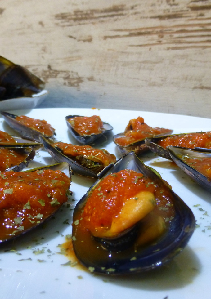 Una foto de Mejillones con salsa de tomate y especias