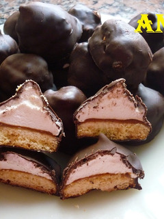 Una foto de Masitas rellenas de merengue bañadas con chocolate