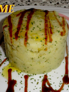 Una foto de Timbal de puré de patatas al aceite balsámico