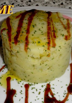 Una foto de Timbal de puré de patatas al aceite balsámico