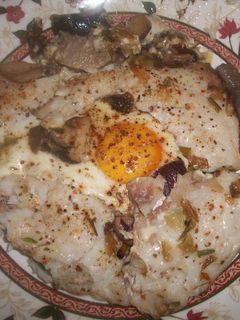 Una foto de Filetes de dorada salvaje con setas y huevo