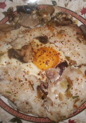 Una foto de Filetes de dorada salvaje con setas y huevo
