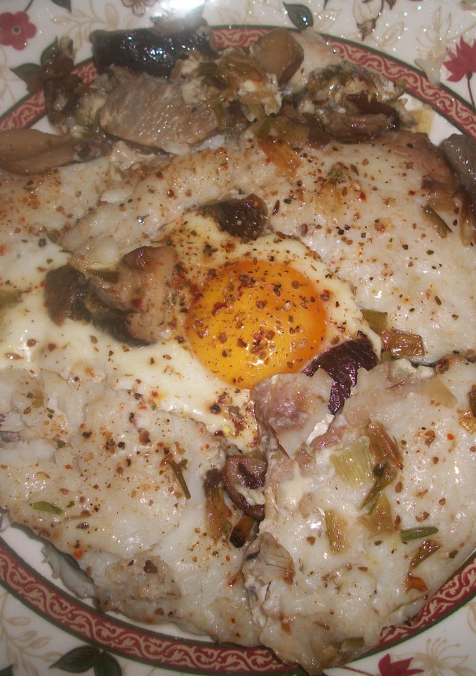 Una foto de Filetes de dorada salvaje con setas y huevo