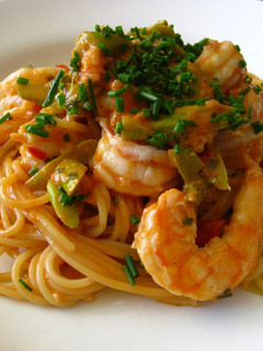 Una foto de Pasta con setas y gambas